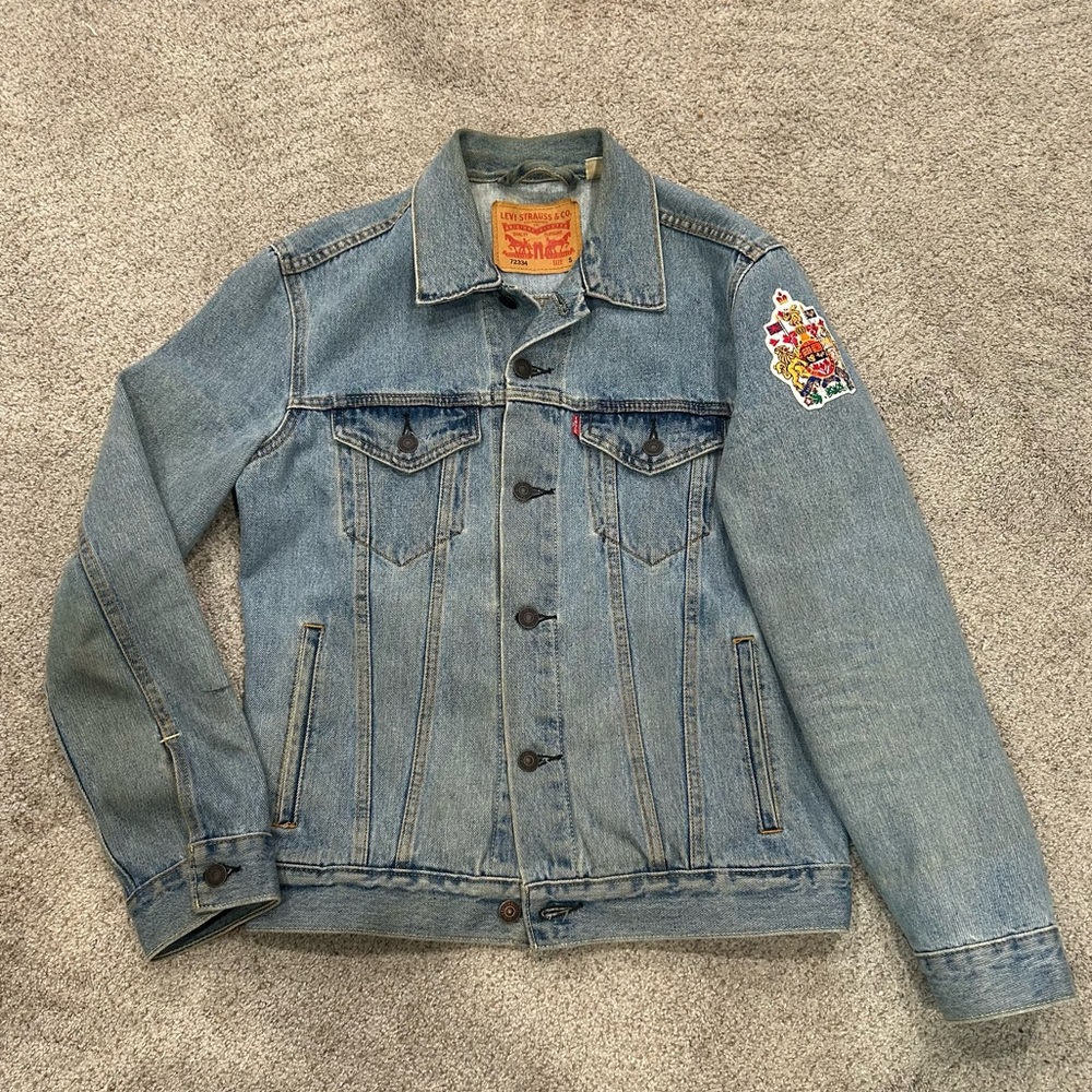 Levi’s Denim Jacket with Canadian Crest Patch – Light Blue (Men’s S)